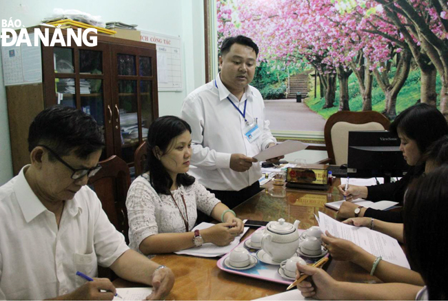 Anh Nguyễn Minh Tuấn (đứng), Phó Chủ tịch HĐND phường Tam Thuận trong một cuộc họp với các ban, ngành ở địa phương.