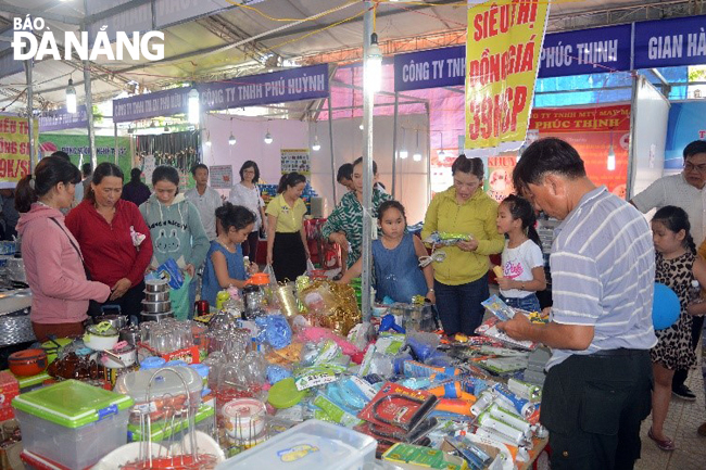 Phiên chợ công nhân được tổ chức vào tháng 9-2017 ở Trung tâm Hành chính quận Liên Chiểu với tên gọi “Phiên chợ công nhân-sinh viên” đã thu hút đông đảo người tiêu dùng tham gia mua sắm. Ảnh: H.N
