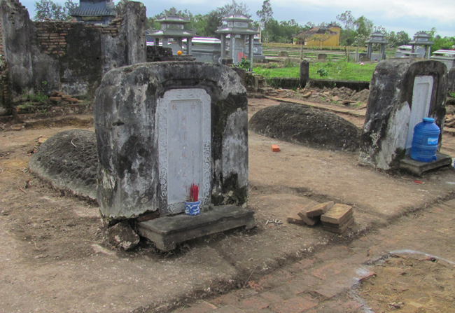 Mộ Thứ phi Trần Thị Quỵ (ảnh trái) và mộ ông bà nội của bà. Ảnh: T.M