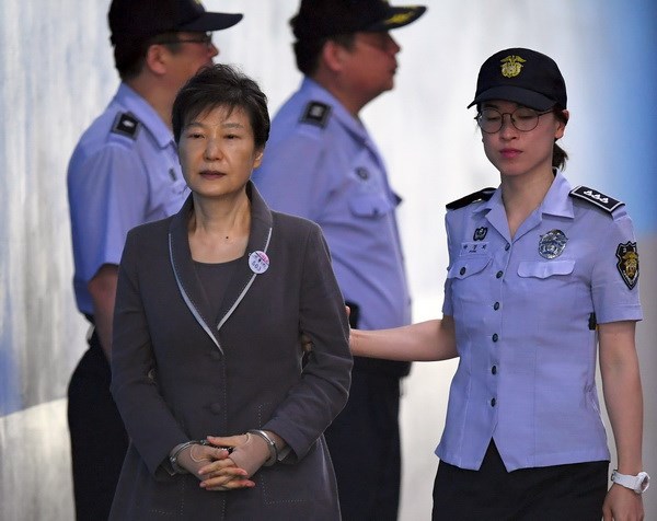 Cựu Tổng thống Hàn Quốc Park Geun-Hye (trái) tới Tòa án quận trung tâm Seoul ngày 7/8/2017. (Nguồn: AFP/TTXVN)