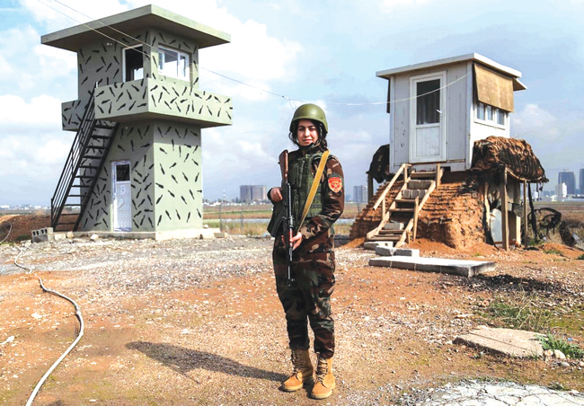 Arazo Qadri, 27 tuổi, cầm súng canh giữ tại một trại quân đội ở Erbil, miền bắc Iraq.