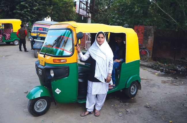 Cô Tabasumm, 30 tuổi lái xe chở khách ở Allahabad, Ấn Độ.