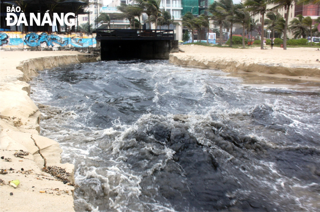 Lưu lượng nước mưa lớn dẫn tới làm bật tung 1 trong 6 cửa xả của cống xả Mỹ Khê chảy ra bãi biển mang theo nhiều bùn, đất và chất bẩn màu đen trong lòng cống.