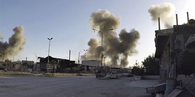 Hình ảnh do tổ chức White Helmets công bố cho thấy khói bốc lên sau các vụ không kích ở thị trấn Douma ngày 7-4.  Ảnh: AP