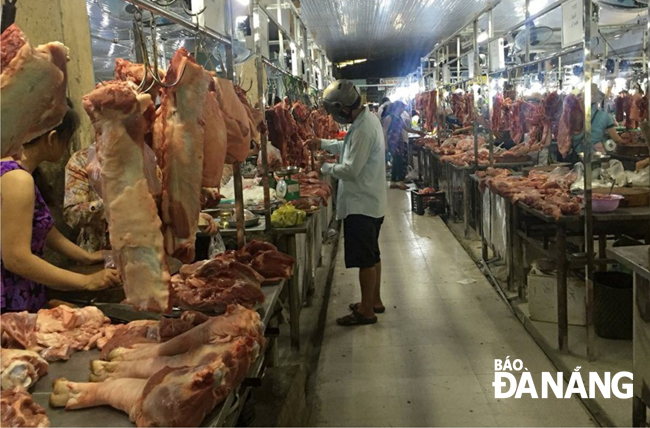 Tại chợ Bắc Mỹ An, các bàn phục vụ kinh doanh mặt hàng thực phẩm tươi sống  như thịt, cá được làm bằng inox để bảo đảm an toàn vệ sinh thực phẩm.