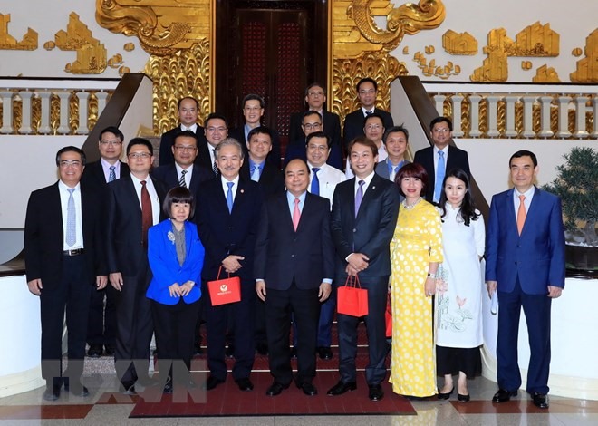 Prime Minister Nguyễn Xuân Phúc meets with Singaporean investors led by Singapore Manufacturing Federation president Douglas Foo in Hà Nội yesterday. — VNA/VNS Photo Thống Nhất Read more at http://vietnamnews.vn/politics-laws/425935/singaporean-firms-encouraged-to-invest-in-vn.html#pOdZhLVkS42LXGTZ.99