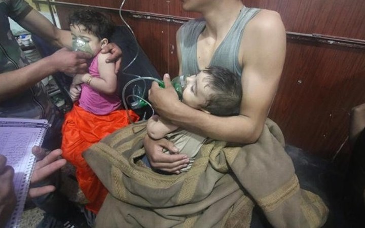 Bức ảnh được CNN đăng với chú thích: “Những đứa trẻ đang được chăm sóc y tế sau vụ tấn công nghi sử dụng vũ khí hóa học tại Douma”. Nguồn ảnh: Anadolu Agency/Getty Images