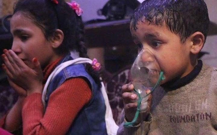 Trên các trang báo, hình ảnh trẻ em bị thương được dùng minh họa cho bài về vụ tấn công nghi sử dụng vũ khí hóa học tại Douma. Theo các nguồn tin, ít nhất 70 người đã thiệt mạng và hơn 500 người khác bị thương.