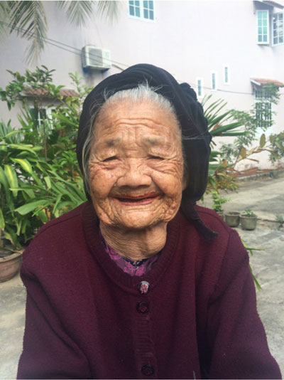 Nụ cười tươi thường trực trên môi Mẹ Việt Nam Anh hùng Đặng Thị Nhờ.