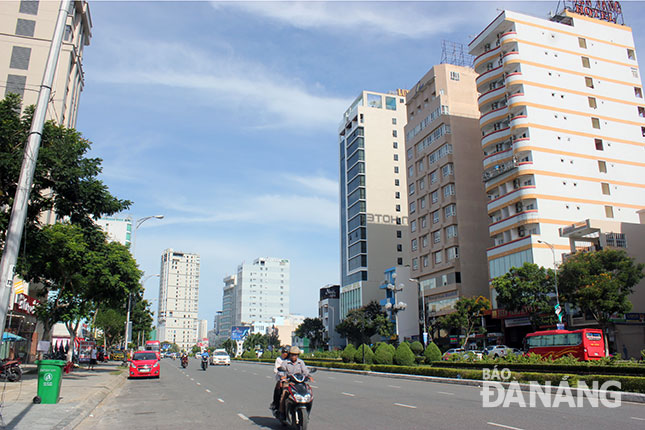 Hàng loạt khách sạn ven biển và ở tuyến đường Trần Hưng Đạo hiện đã kín phòng, tăng giá. 