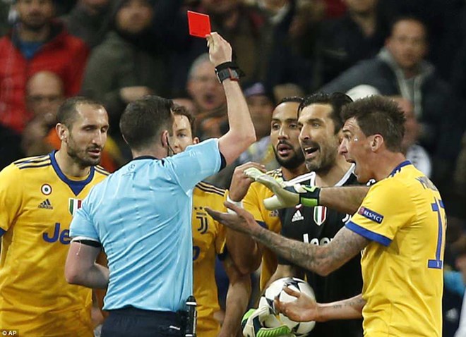 Buffon nhận thẻ đỏ sau tranh cãi.