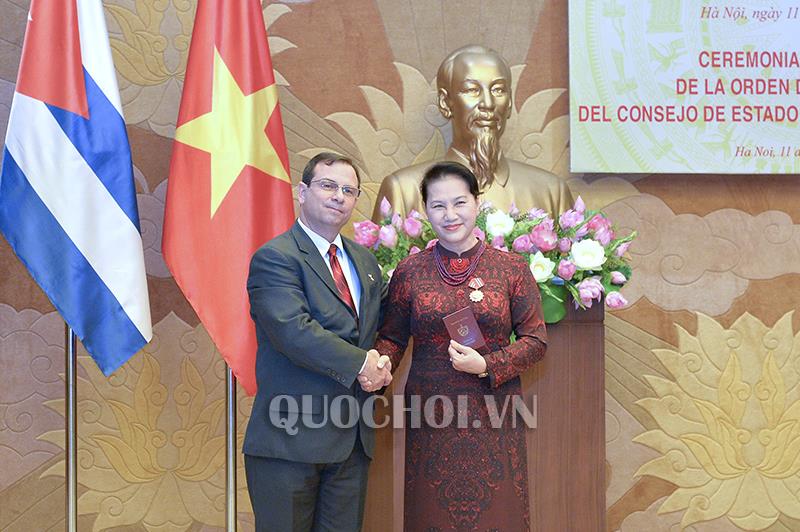 Chủ tịch Fernando Gonzalez Llort trao Huân chương tặng Chủ tịch Quốc hội Nguyễn Thị Kim Ngân. Ảnh: quochoi.vn