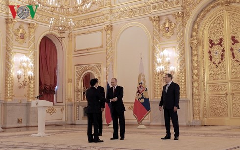 Tổng thống Nga Putin tiếp nhận quốc thư của Đại sứ Việt Nam Ngô Đức Mạnh.