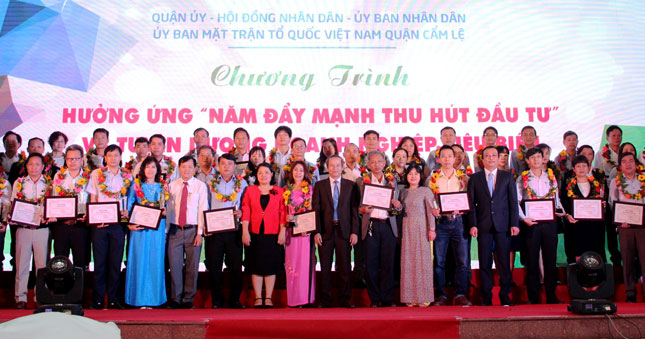 Lãnh đạo quận Cẩm Lệ tuyên dương 50 doanh nghiệp tiêu biểu có nhiều đóng góp vào sự phát triển kinh tế - xã hội của quận trong thời gian qua.