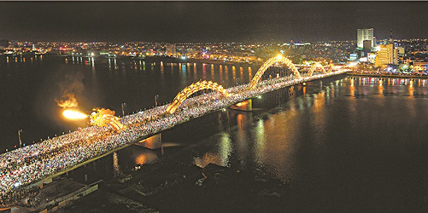 ‘Cau Rong Dem Hoi’ (The Dragon Bridge in a Festive Night) by photographer Ha Xuan Bon …