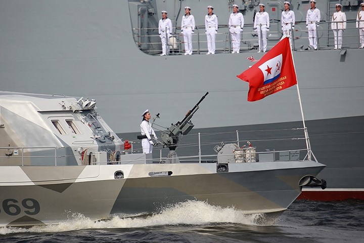 Một tàu quân sự Nga thời nay tham gia diễu hành ở thành phố duyên hải Saint Petersburg. Lá cờ truyền thống ở đây có hình búa liềm thời Liên Xô. (ảnh: Getty).