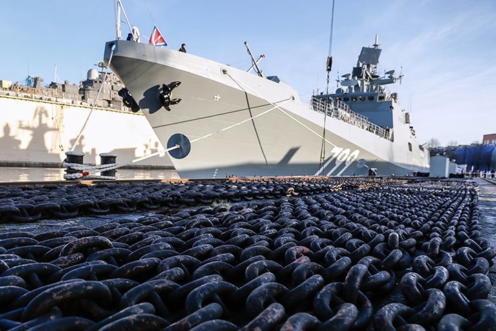 Tàu hộ vệ Đô đốc Makarov tại xưởng đóng tàu Yantar ở Sevastopol. Từ khi ông Putin lên nắm quyền ở nước Nga vào đầu thế kỷ 21, nước này đã đầu tư không ngừng cho quân đội.