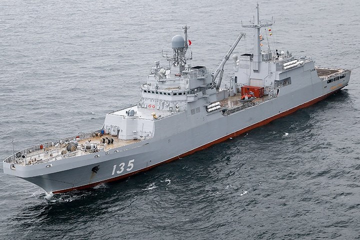 Tàu đổ bộ loại lớn Ivan Gren được hải quân Nga kiểm tra ở biển Baltic. Chính phủ Nga chú trọng đầu tư cho hải quân để phóng chiếu sức mạnh trên trường quốc tế.