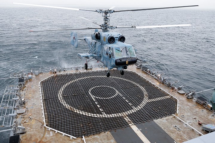 Kiểm tra máy bay trực thăng trên tàu này.