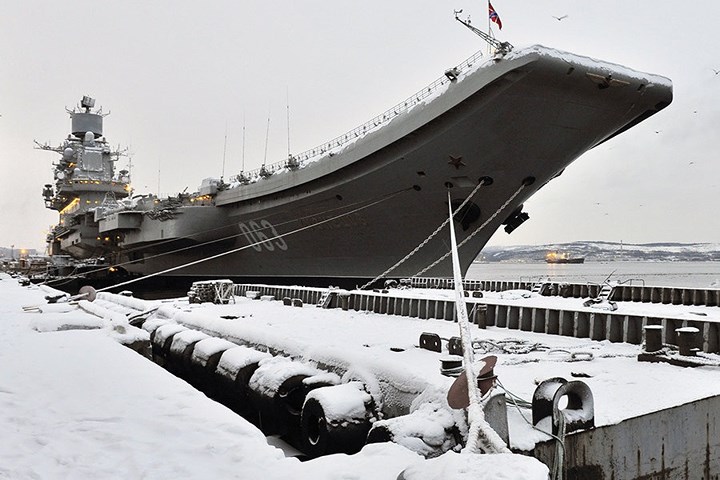 Tàu sân bay Đô đốc Kuznetsov của hải quân Nga đậu tại một xưởng đóng tàu.