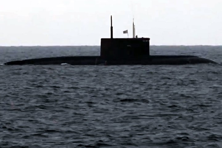 Tàu ngầm tấn công B-271 Kolpino của Nga chuẩn bị phóng tên lửa hành trình Kalibr.