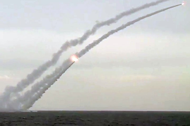 Tàu ngầm B-271 Kolpino phóng tên lửa hành trình Kalibr vào các mục tiêu khủng bố Hồi giáo cực đoan IS.