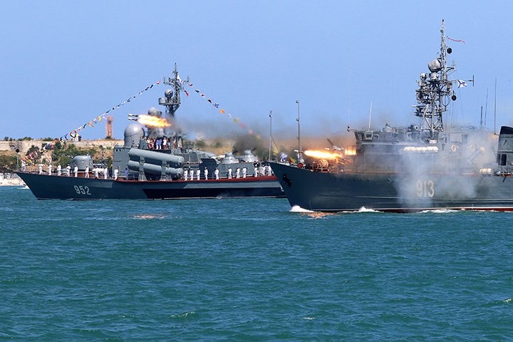 Một cặp chiến hạm tham gia tập trận có bắn đạn thật ở Sevastopol. Nga đã thể hiện quyết tâm bảo vệ chế độ của Tổng thống Syria Assad trong trường hợp bị Mỹ tấn công.