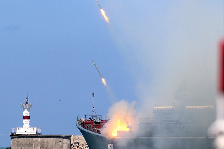 Chiến hạm Nga phóng hai trái tên lửa cùng một lúc.