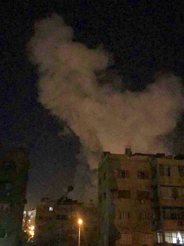 Tên lửa Mỹ đánh trúng khu dân cư tại nam Damascus. Ảnh: Within Syria.