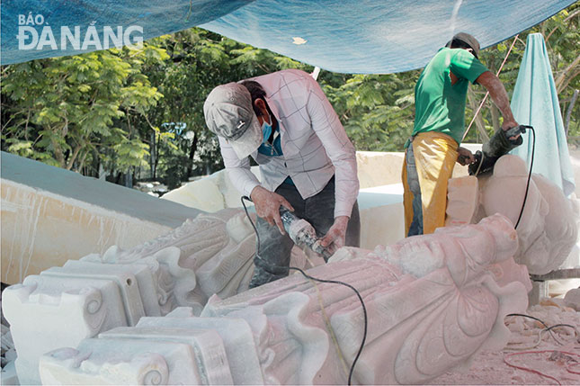 Thợ gia công đá mỹ nghệ tại làng nghề đá mỹ nghệ Non Nước, quận Ngũ Hành Sơn.Ảnh: KHÁNH HÒA
