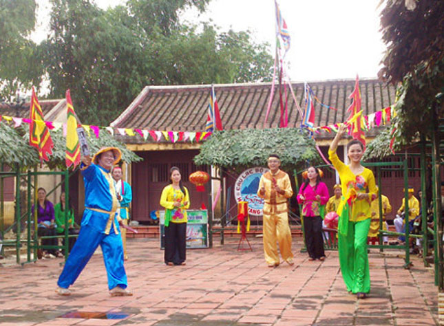 CLB Bài chòi Sông Yên biểu diễn để Trung tâm Di sản Việt Nam thẩm định, đề nghị UNESCO công nhận các loại hình dân ca bài chòi là Di sản văn hóa phi vật thể đại diện của nhân loại.