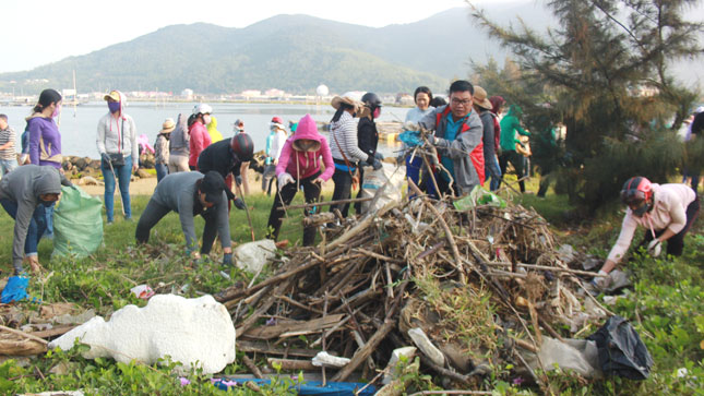 Quận Sơn Trà huy động 2.000 người tổng dọn vệ sinh ở bờ tây âu thuyền Thọ Quang, bờ vịnh Mân Quang và hai bên đường Lê Đức Thọ vào ngày 1-4-2018. Ảnh: HOÀNG HIỆP