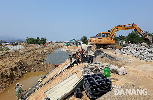 Nhiều dự án chậm tiến độ đang gây khó khăn trong đời sống, sinh hoạt của người dân xã Hòa Liên. Ảnh: SƠN TRUNG