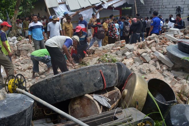 Indonesian police and rescue teams search the rubble of a local art centre, where junior high school students were preparing for a show, after a tall warehouse collapsed on them in Cirebon on April 16, 2018. (Photo: New Strait Times)