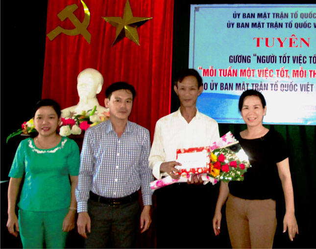 Ủy ban MTTQ Việt Nam quận Sơn Trà biểu dương ông Nguyễn Hưng Long (áo trắng), trú phường Mân Thái, là điển hình người tốt, việc tốt năm 2017.