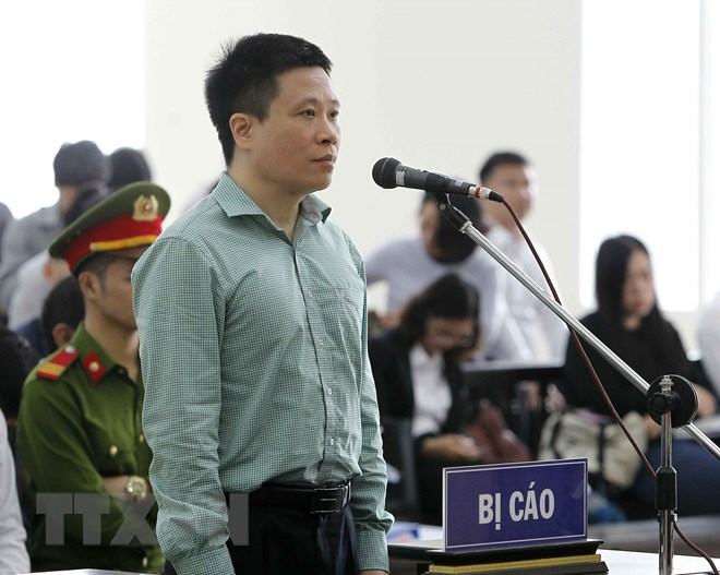 Bị cáo Hà Văn Thắm, cựu Chủ tịch HĐQT Ngân hàng TMCP Đại Dương trả lời Hội đồng xét xử tại phần kiểm tra căn cước. Ảnh: TTXVN