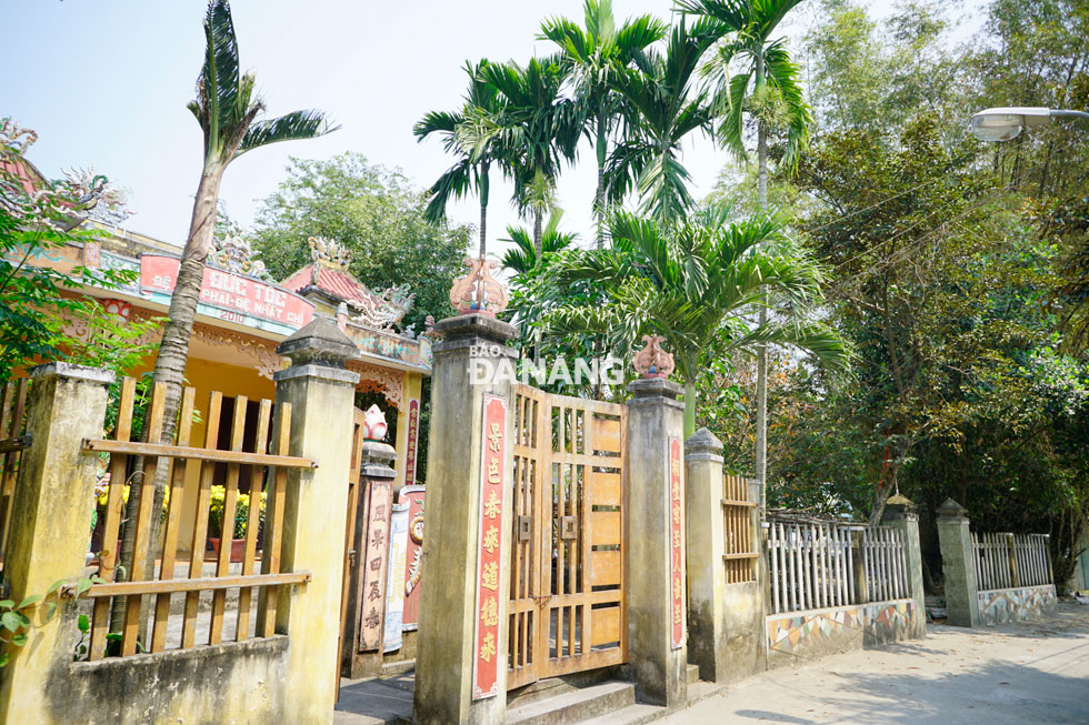 The former Phong Le village originally consisted of 2 parts: one was Phong Nam, which now belongs to Hoa Vang District, and the other was Phong Bac, which now belongs to Cam Le District. In particular, the village boasts numerous examples of such old architectural works as time-honoured temples, pagodas, holy places, and family houses of worship.