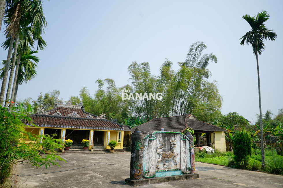  Peaceful atmosphere is seen at a house of worship dedicated to the Phong Le Village founders. The venue is one of the landmark spiritual venues of the Phong Le Village, and the ‘Dang Trong’ area as a whole. ‘Dang Trong’ (Inner Half) was an area of Vietnamese southwards expansion, later enlarged to become Cochinchina, during the 17th century Trinh-Nguyen War.