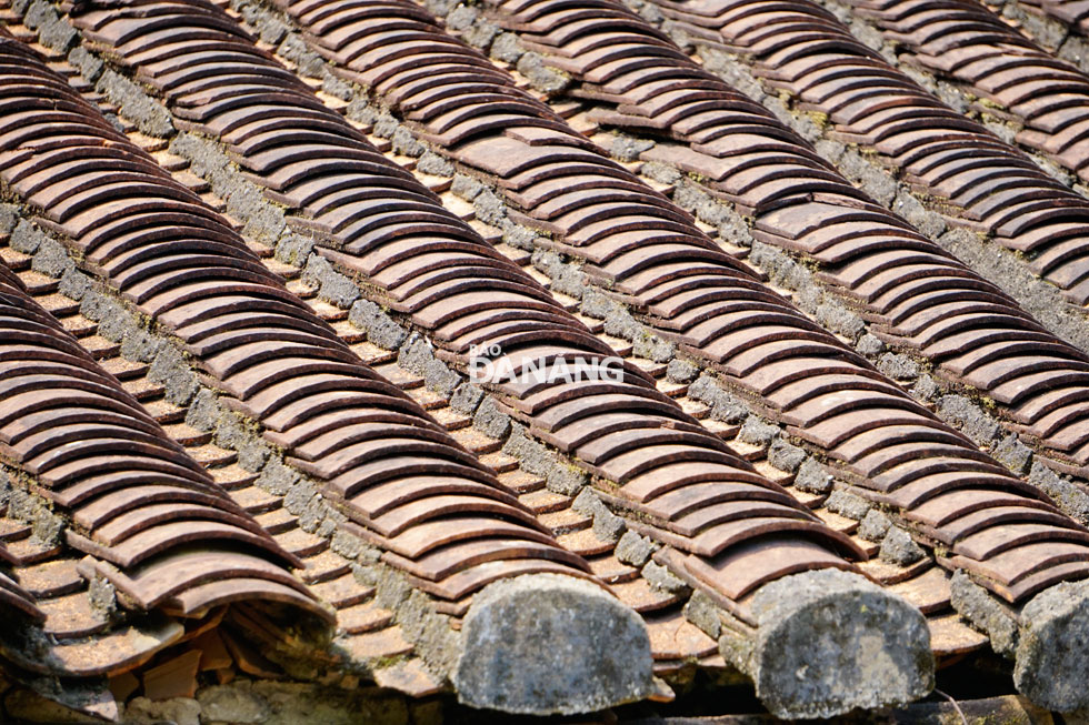 The house is roofed with curved Yin-and-yang tiles which feature the cultural communal architectural style.