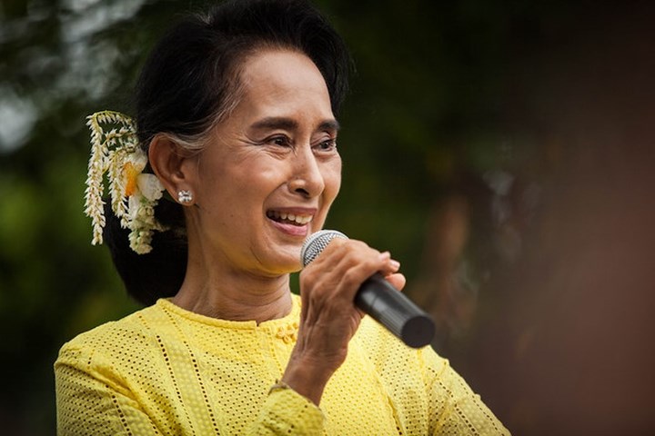 Nhận lời mời của Thủ tướng Chính phủ Nguyễn Xuân Phúc, ngày 19/4, Cố vấn Nhà nước, Bộ trưởng Bộ Ngoại giao và Bộ trưởng Văn phòng Tổng thống nước Cộng hòa Liên bang Myanmar Aung San Suu Kyi bắt đầu thăm chính thức Việt Nam từ ngày 19-20/4/2018. (Ảnh: Reuters)