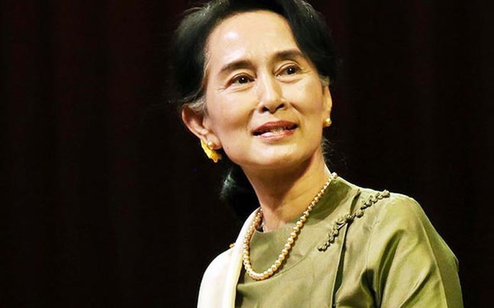Tháng 3/2016 đến nay, bà Aung San Suu Kyi là Bộ trưởng Ngoại giao, Bộ trưởng Văn phòng Tổng thống. Tháng 4/2016 đến nay, bà Aung San Suu Kyi là Cố vấn Nhà nước. (ảnh: India Today)