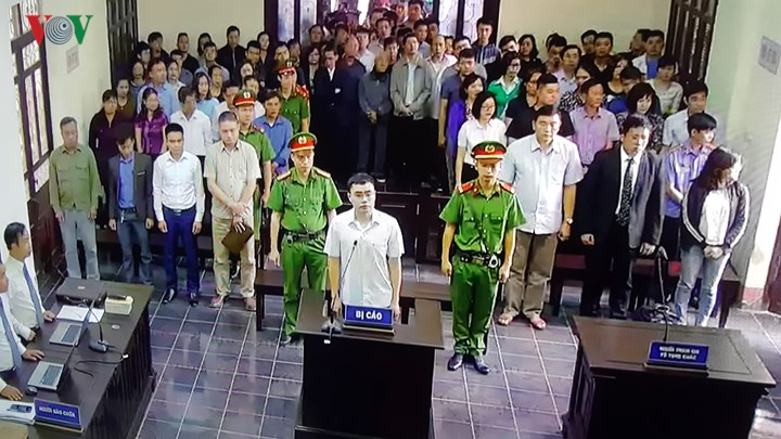 Đúng 8h, phiên tòa bắt đầu. Trong ảnh, bị cáo Lê Duy Phong tại tòa.
