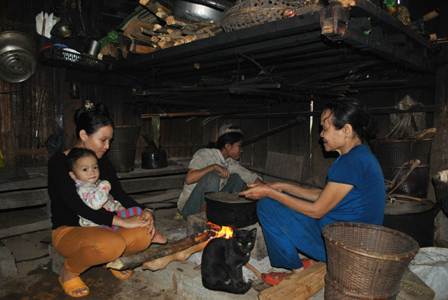 Bếp lửa của một gia đình người Xơ-đăng ở thôn 3, xã Trà Dơn, huyện Nam Trà My. Ảnh: S.G.P