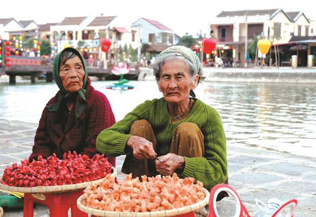  Old women sitting by the bank of the Hoai River in Quang Nam Province’s Hoi An City