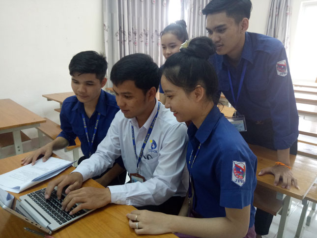 Nhóm sinh viên Lào đang thực hiện dự án mang món ăn Lào đến thành phố Đà Nẵng.