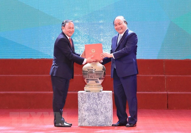 Thủ tướng Nguyễn Xuân Phúc tặng quà lưu niệm cho Hội Kiến trúc sư Việt Nam. (Ảnh: Thống Nhất/TTXVN)