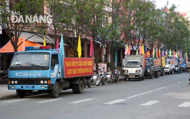 Công an quận Sơn Trà tuyên truyền Luật Giao thông đường bộ. Ảnh: PHƯƠNG UYÊN