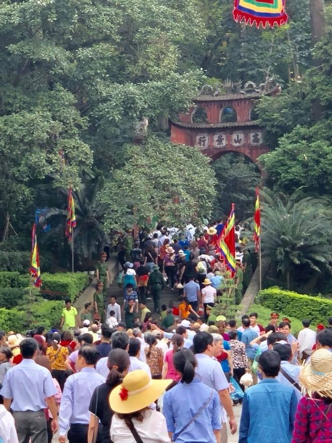 Pilgrimage: A non-strop stream of people flock to Nghĩa Lĩnh Mountain to celebrate. VNS Photo Trần Mai Hưởng Read more at http://vietnamnews.vn/life-style/426841/national-festivities-in-full-swing.html#HYv7Xr1d7ybI7fx5.99