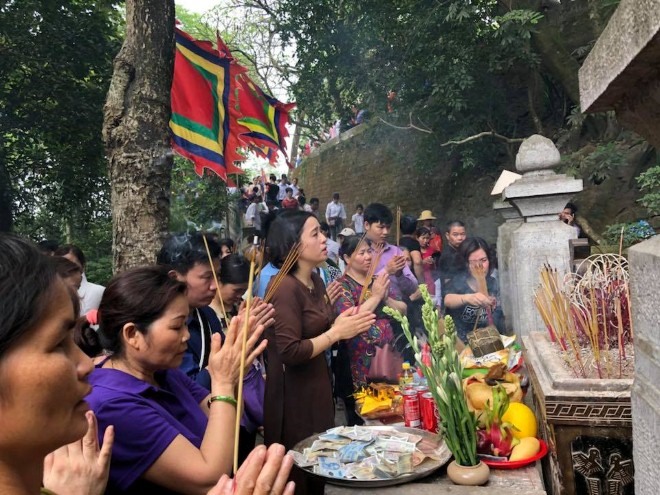 Affection: People from all around the country pay tribute to the Hùng Kings with deep gratitude. VNS Photo Trần Mai Hưởng Read more at http://vietnamnews.vn/life-style/426841/national-festivities-in-full-swing.html#HYv7Xr1d7ybI7fx5.99