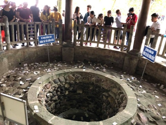 Mirror, mirror: The ancient well said to have been used by princesses to do their make up. VNS Photo Trần Mai Hưởng Read more at http://vietnamnews.vn/life-style/426841/national-festivities-in-full-swing.html#HYv7Xr1d7ybI7fx5.99